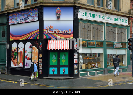 Ice Cream store e pesce e ristorante di chip. Bradford, West Yorkshire, Regno Unito Foto Stock