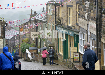 Guardando verso il basso sulla strada principale nel villaggio di Haworth, dove il Bronte famiglia ha vissuto. West Yorkshire. Regno Unito Foto Stock