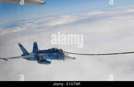 Un U.S. Navy F-18C Hornet aeromobili, assegnato a Fighter Squadron composito (VFC) 12, riceve la fornitura in volo dagli Stati Uniti Foto Stock