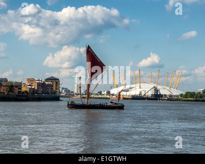 Il Ardwina chiatta a vela e la O2 Arena sul fiume Tamigi, Greenwich, London SE10, Inghilterra Foto Stock