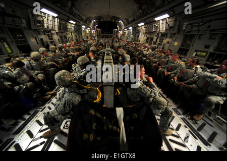 Stati Uniti Soldati assegnato all'ottantaduesima brigata battaglione di supporto, 3° Brigata, ottantaduesima Airborne Division viaggiare a bordo di una C-17 Globemas Foto Stock