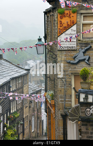 Guardando verso il basso sulla strada principale nel villaggio di Haworth, dove il Bronte famiglia ha vissuto. West Yorkshire. Regno Unito Foto Stock