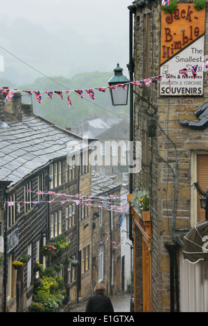 Guardando verso il basso sulla strada principale nel villaggio di Haworth, dove il Bronte famiglia ha vissuto. West Yorkshire. Regno Unito Foto Stock