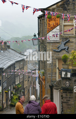 Guardando verso il basso sulla strada principale nel villaggio di Haworth, dove il Bronte famiglia ha vissuto. West Yorkshire. Regno Unito Foto Stock