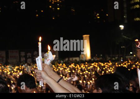 Hong Kong. 04 Giugno, 2014. La gente di Hong Kong prendere parte alla veglia a lume di candela per il XXV anniversario del 1989 massacro di piazza Tiananmen Credit: Robert Kemp SC/Alamy Live News Foto Stock