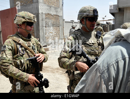 Stati Uniti Esercito 1Lt. Alec Augustine-Marceil, a sinistra un civile Affairs Officer con la Kandahar PRT (Provincial Reconstruction Team) Foto Stock