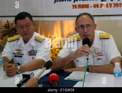 Philippine Navy Vice della Cmdr. Orwen Cortez, sinistra, ascolta come U.S. Navy Vice Adm. Scott Van Buskirk, a destra il comandante del brevetto statunitense n. Foto Stock