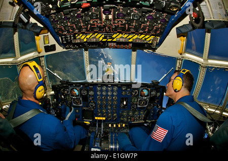 110729-M-ZZ999-002 Glacier National Park, Mont. (Luglio 29, 2011) DEGLI STATI UNITI I piloti marittimi Capt. John Hecker, sinistro e il cap. Ben Blan Foto Stock