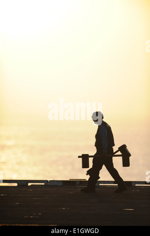 110802-N-YZ751-747 Mare Arabico (Agosto 2, 2011) George H.W. Bush è distribuito negli Stati Uniti Quinta Flotta area di responsabilità sul suo Foto Stock