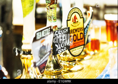 Il tiralatte della birra si maniglia in un bar in un pub. Foto Stock