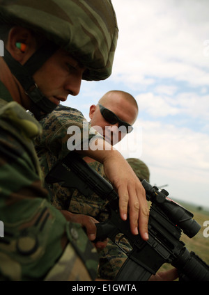 Stati Uniti Marine Corps Lance Cpl. Nathan E. Gibson assiste un soldato azero con correttivi azione di procedure di liquidazione s Foto Stock