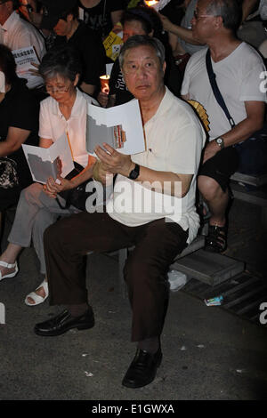 Hong Kong. 04 Giugno, 2014. Un vecchio uomo al lume di candela nella veglia a Hong Kong in occasione del XXV anniversario del massacro di piazza Tiananmen Credit: Robert Kemp SC/Alamy Live News Foto Stock