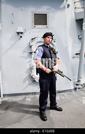 Royal Navy Warfare specialista (WS) guardia HMS Richmond con un SA80 macchina automatica pistola. Foto Stock