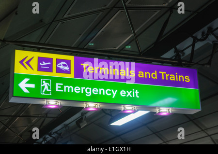 Segno per i terminali e i treni a Heathrow Express, l'aeroporto di Heathrow Foto Stock
