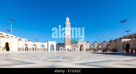 Vista del minareto stupefacente presso la Grande Moschea di Hassan II a Casablanca, in Marocco. Foto Stock