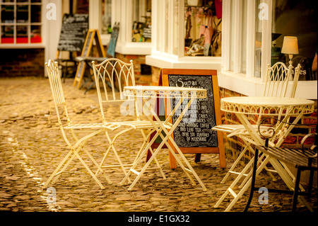 Caffè e negozi, Easingwold, North Yorkshire, Regno Unito. Foto Stock