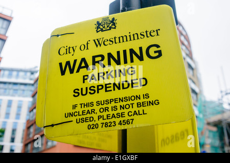 Firmare gli automobilisti di avvertimento che il parcheggio è stato sospeso in corrispondenza di uno spazio per il parcheggio, City of Westminster, Londra Foto Stock