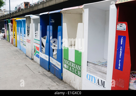 Giornali gratuiti su erogatori Street a Londra Foto Stock