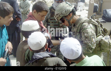 Stati Uniti Navy Petty Officer 1. Classe Julia Ceron, un corpsman da San Pietroburgo, Fla., assegnata alla provincia di Ghazni Reconstructi Foto Stock