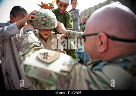 Stati Uniti Esercito 1Lt. Shane Smith, a destra con il Paktika Provincial Reconstruction Team (PRT), pone il suo combattimento avanzato casco Foto Stock