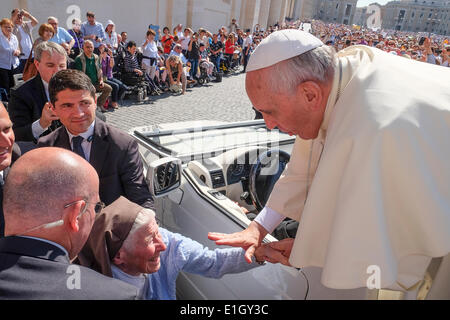 Città del Vaticano. 04 Giugno, 2014. Papa Francesco - Udienza generale del 4 giugno 2014, il Vaticano, Piazza San Pietro Credito: Davvero Facile Star/Alamy Live News Foto Stock