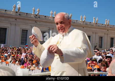 Città del Vaticano. 04 Giugno, 2014. Papa Francesco - Udienza generale del 4 giugno 2014, il Vaticano, Piazza San Pietro Credito: Davvero Facile Star/Alamy Live News Foto Stock