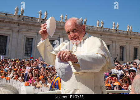 Città del Vaticano. 04 Giugno, 2014. Papa Francesco - Udienza generale del 4 giugno 2014, il Vaticano, Piazza San Pietro Credito: Davvero Facile Star/Alamy Live News Foto Stock