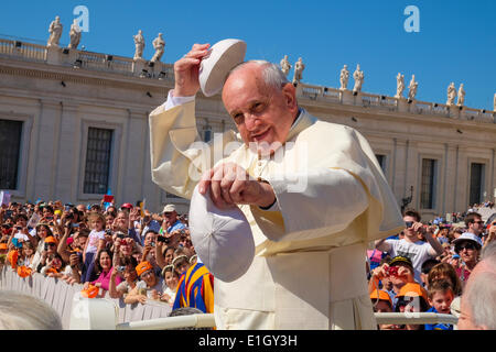 Città del Vaticano. 04 Giugno, 2014. Papa Francesco - Udienza generale del 4 giugno 2014, il Vaticano, Piazza San Pietro Credito: Davvero Facile Star/Alamy Live News Foto Stock