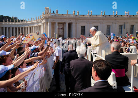 Città del Vaticano. 04 Giugno, 2014. Papa Francesco - Udienza generale del 4 giugno 2014, il Vaticano, Piazza San Pietro Credito: Davvero Facile Star/Alamy Live News Foto Stock