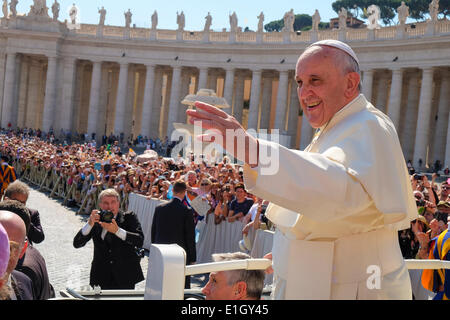 Città del Vaticano. 04 Giugno, 2014. Papa Francesco - Udienza generale del 4 giugno 2014, il Vaticano, Piazza San Pietro Credito: Davvero Facile Star/Alamy Live News Foto Stock