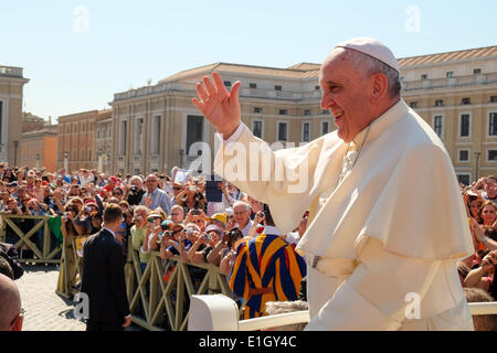 Città del Vaticano. 04 Giugno, 2014. Papa Francesco - Udienza generale del 4 giugno 2014, il Vaticano, Piazza San Pietro Credito: Davvero Facile Star/Alamy Live News Foto Stock