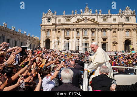 Città del Vaticano. 04 Giugno, 2014. Papa Francesco - Udienza generale del 4 giugno 2014, il Vaticano, Piazza San Pietro Credito: Davvero Facile Star/Alamy Live News Foto Stock