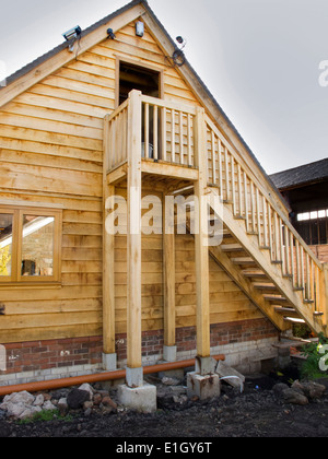 Edificio autonomo house, erigendo verde struttura in legno di quercia, Foto Stock