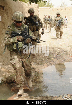 Stati Uniti Army Sgt. 1. Classe John Shimkus, anteriore, un plotone sergente con la Kandahar Provincial Reconstruction Team (PRT), la crosse Foto Stock