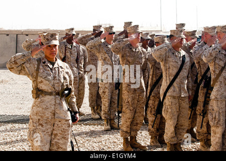 Stati Uniti Marine Gunnery Sgt. Hilda Estrada e Marines con 2a supporto di manutenzione battaglione (MSB) salute durante un rilievo sul posto Foto Stock