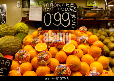 Le arance in vendita in un mercato, Barcellona, Spagna Foto Stock