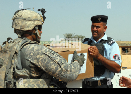 Stati Uniti Army Sgt. Deshawn amore, a sinistra un chimico, biologico, radiologico e nucleare specialista assegnato alla società di Charlie, 2° Foto Stock