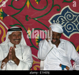 Bedouin sheikh celebra con ospiti durante il figlio il matrimonio tradizionale celebrazione. El Tur, Sinai, Egitto Foto Stock