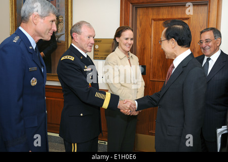 Presidente del Comune di capi di Stato Maggiore dell Esercito gen. Martin Dempsey, la seconda da sinistra, scuote le mani con il Presidente sud coreano Lee Foto Stock