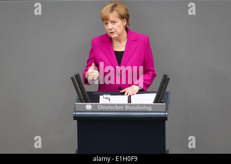 Berlino, Germania. Il 4 giugno, 2014. Il cancelliere tedesco Angela Merkel parla del prossimo vertice G7 durante una sessione di incontro presso il Bundestag, la camera bassa del Parlamento, a Berlino, Germania, il 4 giugno 2014. Il Vertice del G7 impostato a Bruxelles per il giugno 4-5 si concentrerà sulla situazione in Ucraina, i legami con la Russia, economia globale e la sicurezza energetica, secondo l' agenda preliminare presentato dall'Unione europea (UE). Credito: Zhang ventola/Xinhua/Alamy Live News Foto Stock