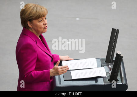 Berlino, Germania. Il 4 giugno, 2014. Il cancelliere tedesco Angela Merkel parla del prossimo vertice G7 durante una sessione di incontro presso il Bundestag, la camera bassa del Parlamento, a Berlino, Germania, il 4 giugno 2014. Il Vertice del G7 impostato a Bruxelles per il giugno 4-5 si concentrerà sulla situazione in Ucraina, i legami con la Russia, economia globale e la sicurezza energetica, secondo l' agenda preliminare presentato dall'Unione europea (UE). Credito: Zhang ventola/Xinhua/Alamy Live News Foto Stock