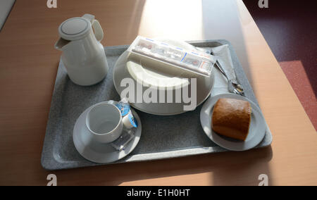 Vista di una prima colazione-tablet in una clinica di Bad Krozingen, Germania meridionale, 30 giugno 2013. Foto Stock