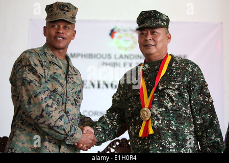 Stati Uniti Marine Corps Brig. Gen. Craig Q. Timberlake, il comandante generale della terza Marine Expeditionary Brigade, scuote le mani Foto Stock