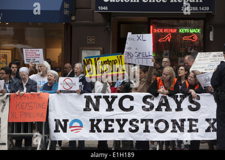 I dimostranti contro l'approvazione del Keystone XL Pipeline su Madison Avenue a New York in attesa per il Presidente Obama per passare. Foto Stock