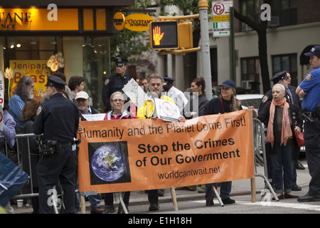 I dimostranti contro l'approvazione del Keystone XL Pipeline su Madison Avenue a New York in attesa per il Presidente Obama per passare. Foto Stock