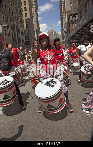 Batala NYC è un tutti womens Afro-brasiliana di samba tambureggiante reggae band. Qui si vede a NYC Dance Parade. Foto Stock