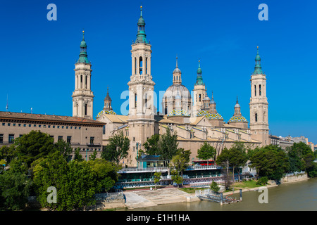 Basilica de Nuestra Senora del Pilar chiesa e il fiume Ebro, Saragozza, Aragona, Spagna Foto Stock