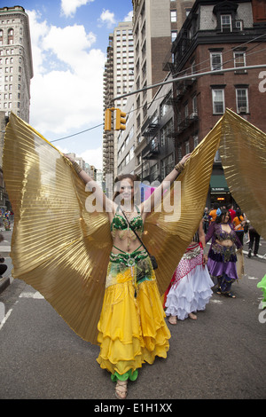 Molti gruppi di ballo da molte culture diverse partecipare al NYC Dance Parade su Broadway in Manhattan. Danzatrici del ventre. Foto Stock