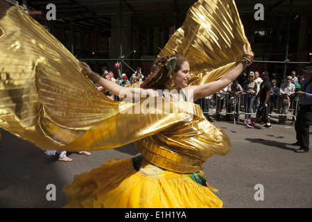 Molti gruppi di ballo da molte culture diverse partecipare al NYC Dance Parade su Broadway in Manhattan. Danzatrici del ventre. Foto Stock