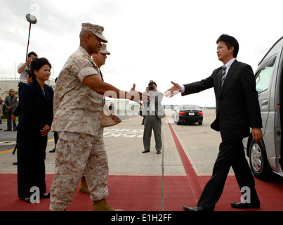 In Giappone il Ministro per gli Affari Esteri Koichiro Gemba è accolto da Brig. Gen. Craig Q. Timberlake, comandante generale della terza Marin Foto Stock